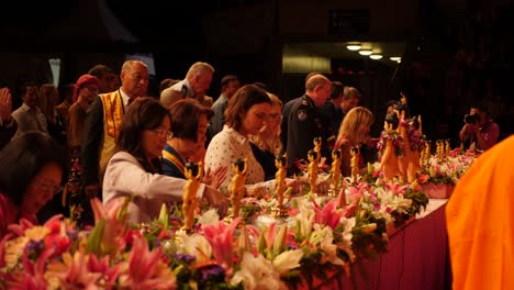 Menschen,-Die-Vor-Der-Buddha-Statue-Beim-Buddha-Geburtstagsfest-Beten