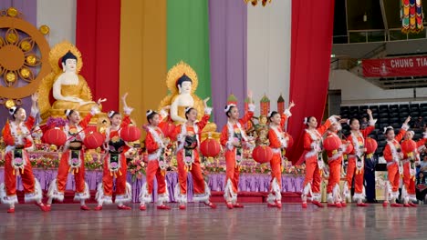 Niños-Chinos-Bailando-Con-Una-Linterna-China-Tradicional-Durante-El-Festival-De-Cumpleaños-De-Buda-Brisbane-2018-Niños-Chinos-Vestidos-Con-Ropa-Tradicional-Y-Bailando-Frente-A-La-Estatua-De-Buda