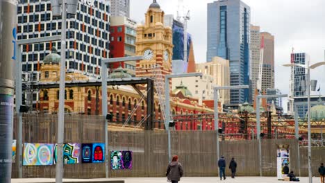 Melbourne-Turistas-Caminando-Junto-Al-Río-Yarra-Caminando-El-Puente-De-Reinas-Durante-El-Día