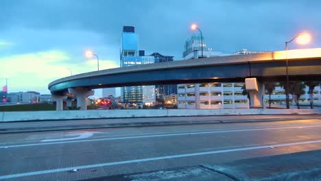 Am-Frühen-Morgen-In-Orlando,-Florida,-Zeigt-Die-Autobahn-Und-Verschiedene-Architektur-Und-Die