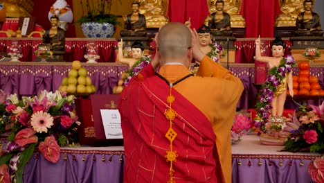 Mönche-Beten-Vor-Der-Buddha-Statue-Beim-Buddha-Geburtstagsfest-Menschen-Und-Mönche-Beten-Die-Religion-Des-Buddhismus