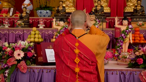 Monjes-Rezando-Frente-A-La-Estatua-De-Buda-En-El-Festival-De-Cumpleaños-De-Buda-Gente-Y-Monjes-Rezando-Budismo-Religión