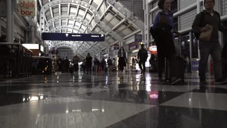 Crowds-walking-down-a-terminal-in-O'Hare-International-Airport-in-Chicago-on-Dec-26th,-one-of-the-busiest-days