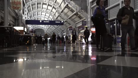 Menschenmassen-Schlendern-Am-26.-Dezember,-Einem-Der-Geschäftigsten-Tage,-Durch-Ein-Terminal-Am-O&#39;Hare-International-Airport-In-Chicago