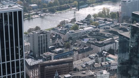 Statische-Luftaufnahme-Vom-Hauptturm-In-Richtung-Hauptfluss-Mit-Vielen-Dächern-Und-Gebäuden,-Frankfurt,-Hessen,-Deutschland