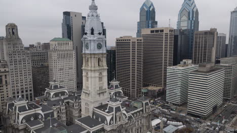 Philadelphia-City-Hall-and-skyline,-aerial-hyper-lapse-of-downtown-area,-tilt-down-on-streets-and-traffic