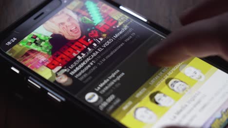 Primer-Plano-De-Un-Dedo-Abriendo-La-Aplicación-De-Youtube-En-Un-Iphone