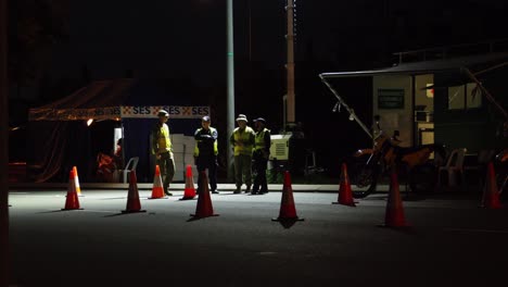 Polizisten-Und-Militär-Reden-Nachts-Miteinander-–-Grenzkontrollpunkt-Queensland-–-Coronavirus-–-Gold-Coast,-Australien