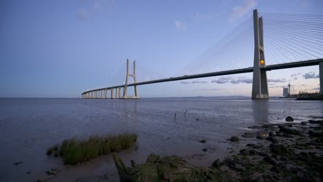 Blick-Auf-Die-Vasco-da-Gama-Brücke-In-Der-Nähe-Des-Flusses-Rio-Tejo-Nach-Sonnenuntergang