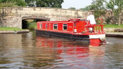 Britischer-Aufenthalt,-Rotes-Kanalboot,-Lenkung,-Drehen,-Navigieren,-Walisische-Brücke,-Wasserstraße