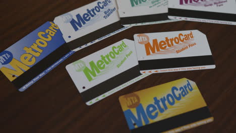 Ancho-De-Diferentes-Tarjetas-De-Metro-Sobre-Una-Mesa