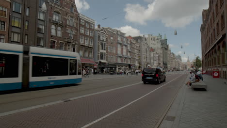 Straßenbahn-Fährt-Durch-Die-Belebte-Hauptstraße-Im-Stadtzentrum-Von-Amsterdam