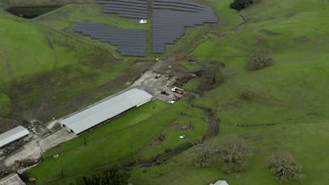 Sobrevuelo-Aéreo-De-Paneles-Solares-Que-Alimentan-Una-Granja-Ganadera-Remota-Y-La-Comunidad-Circundante