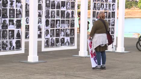 Plano-Medio-Del-Monumento-Conmemorativo-De-Sus-Nombres-En-Portland,-Oregon