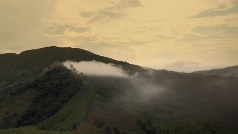 Blick-Auf-Das-Tal-Aus-Der-Luft-Mit-Wolken-Und-Sonnenuntergang