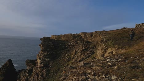 Hombre-En-Isla-Santa,-Anglesey,-Gales