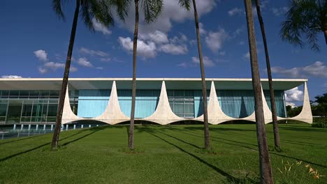 Palmeras-En-El-Jardín-Del-Palacio-Alvorada,-La-Casa-Oficial-Del-Presidente-De-Brasil