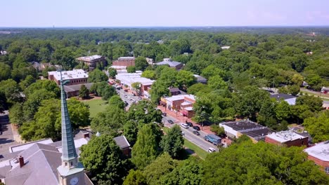 Antena-Sobre-El-Campanario-De-La-Iglesia-Davidson-Nc,-Davidson-Carolina-Del-Norte,-Davidson-College