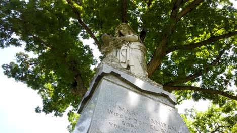 Creepy-old-grave-tombstone-in-an-overgrown-cemetery