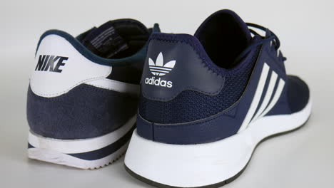 Adidas-Schuhe,-Sportbekleidung,-Accessoires,-Laufschuh,-Sportausrüstung,-Trendig,-Mode,-Fußbekleidung,-Sneaker,-Paar-Turnschuhe,-Beliebte-Marke,-Fitness