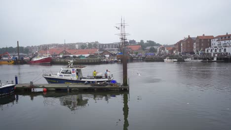 Fischer-Waschen-Ihre-Ausrüstung-Im-Hafen-Von-Whitby-Ab,-Nachdem-Sie-Den-Fang-Entladen-Haben