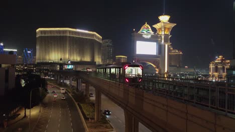 Dos-Trenes-Ligeros-De-Tránsito-Rápido-De-Macao-Se-Cruzan-Frente-A-Los-Hoteles-Venetian-Y-Galaxy