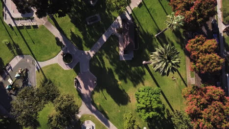 Absteigende-Luftaufnahme-über-Dem-Park,-Historisches-Viertel-Central-Park,-Whittier,-Kalifornien,-Vereinigte-Staaten