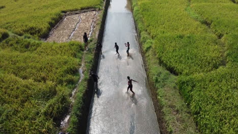 Indonesische-Jugendliche-Beim-Wasserskifahren-In-Seichten-Flüssen