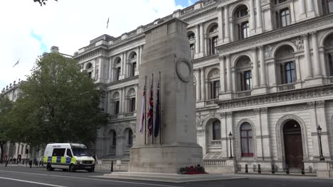 Furgón-Policial-Junto-Al-Cenotafio-A-Lo-Largo-De-Whitehall,-Londres,-Reino-Unido.