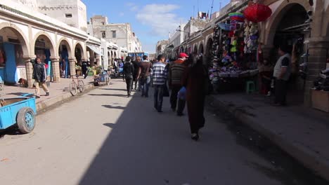 Steadicam-Bewegung-Bewegt-Sich-Durch-Einkaufsviertel-Von-Essaouira,-Marokko