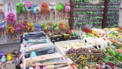 Souvenirs-Coloridos-Que-Incluyen-Muñecas,-Cestas-De-Mimbre,-Pulseras,-Joyas-Y-Otros-A-La-Venta-En-Tiendas-De-Souvenirs-En-El-Casco-Antiguo-De-Ci-Qi-Kou,-Chongqing,-China