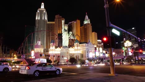 Timelapse-of-the-Statue-of-Liberty-at-night-in-Las-Vegas,-Nevada,-USA