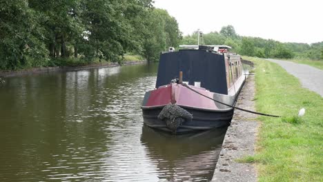 Barco-Angosto-Del-Canal-Largo-Británico-Amarrado-A-Lo-Largo-De-La-Pintoresca-Campiña-Inglesa-Vía-Fluvial