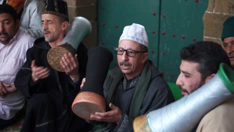 Nahaufnahme-Von-Männern-In-Traditioneller-Kleidung,-Die-Während-Einer-Sufi-Zeremonie-Singen-Und-Trommeln-Schlagen-Und-In-Trance-Verfallen