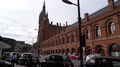 Empty-taxi-line-of-black-taxis-outside-Kings-Cross-Station,-London,-UK