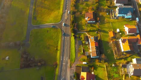 Vuelo-De-Drones-Sobre-Un-Pequeño-Pueblo-Rural-En-Alemania