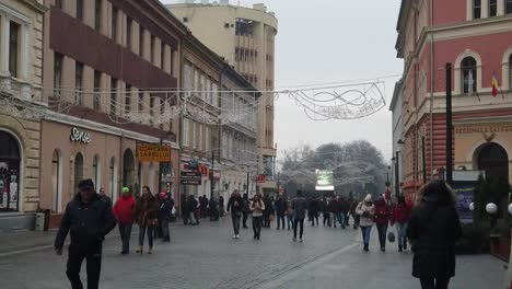 Paisaje-Urbano-En-Diciembre-En-Las-Calles-De-Brasov-Con-Luces-Navideñas-Y-Tiendas-En-Una-Zona-Turística-Y-Poblada