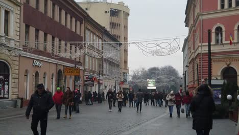 Stadtbild-Im-Dezember-Auf-Den-Straßen-Von-Brasov-Mit-Weihnachtsbeleuchtung-Und-Geschäften-In-Einer-Touristischen-Und-Bevölkerten-Zone