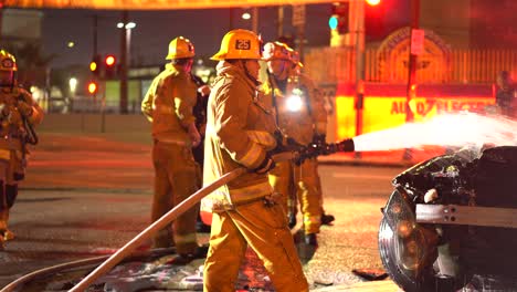 Bomberos-Que-Extinguen-El-Incendio-Automático-En-El-Automóvil