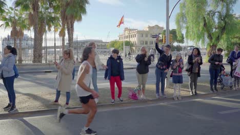 Teilnehmer-Des-Zürcher-Marathons-In-Malaga-Eilen-An-Den-Fans-Vorbei-In-Richtung-Ziel,-Zeitlupe