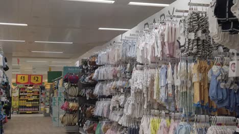 Cámara-Lenta-Interior-Supermercado-Británico-Vacío-Pasando-Pasillo-De-Ropa-De-Bebé-Cerrado