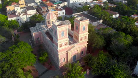 Nahaufnahme-Einer-Orbitalaufnahme-Aus-Der-Vogelperspektive-Von-Rechts-Nach-Links-Unserer-Lady-Angeles-Kirche-An-Einem-Frühen-Morgen-In-Der-Nähe-Der-Französischen-Stadt-Puducherry,-Aufgenommen-Mit-Einer-Drohne-In-4K