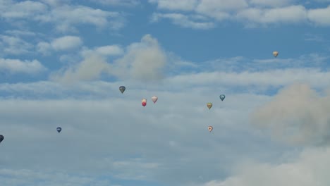 Viele-Heißluftballons-In-Der-Ferne-Fliegen-Langsam-Am-Wolkigen-Himmel