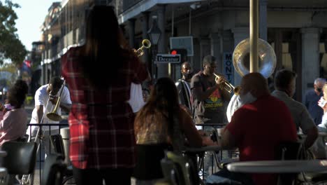 Straßenmusiker-Spielen-Für-Touristen-Cafe-Du-Monde-New-Orleans-Louisiana