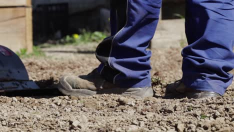 Landwirt-Fährt-Im-Frühjahr-Einen-Kleinen-Handtraktor-Zur-Bodenbearbeitung,-Um-Den-Boden-Für-Die-Gartenarbeit-Vorzubereiten