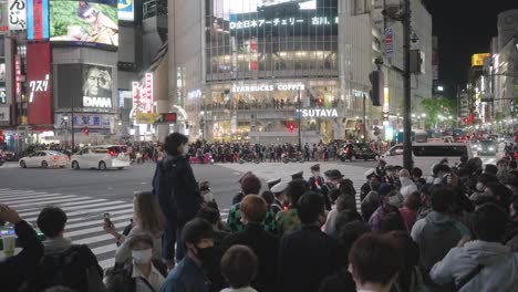 Gran-Multitud-Esperando-Para-Cruzar-En-El-Cruce-De-Shibuya-Scramble-En-Tokio,-Japón-En-La-Noche-De-Halloween---Hiperlapso