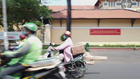 Este-Video-Del-Tráfico-De-Motocicletas-En-Las-Calles-De-Saigón-Se-Tomó-El-Día-Después-De-Que-Se-Levantaron-Las-Restricciones-De-La-Pandemia-Del-Virus-De-La-Corona