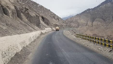 Toma-Pov-De-Un-Leh-Road-A-Través-De-Un-Espejo-De-Autobús-Local