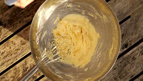 Putting-baking-powder-in-cake-mix