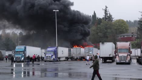 Incendio-De-Semirremolque-En-La-Parada-De-Camiones-De-La-Gasolinera-A-Lo-Largo-De-La-I84